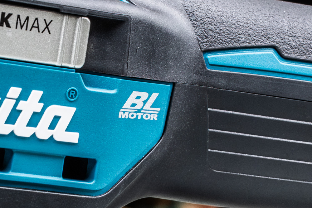 Een Makita DTM52 multitool met brushless motor