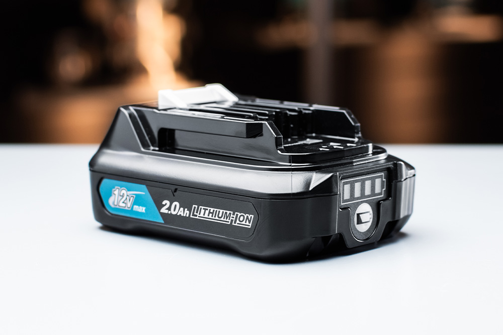 Zijaanzicht van een Makita CXT 12 V Max 2.0 Ah accu