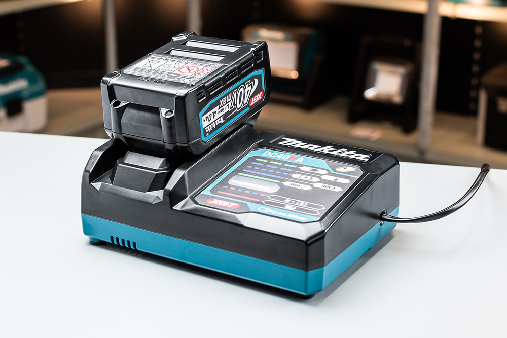 Makita DC40RA acculader met accu