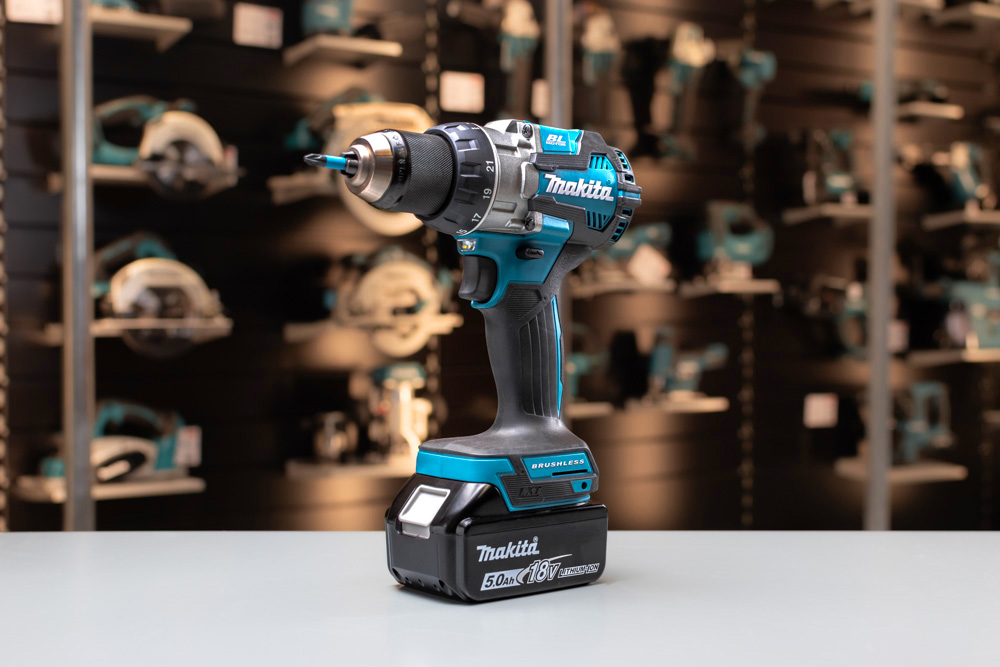 Links vooraanzicht van een Makita DDF489 boor-/schroefmachine.