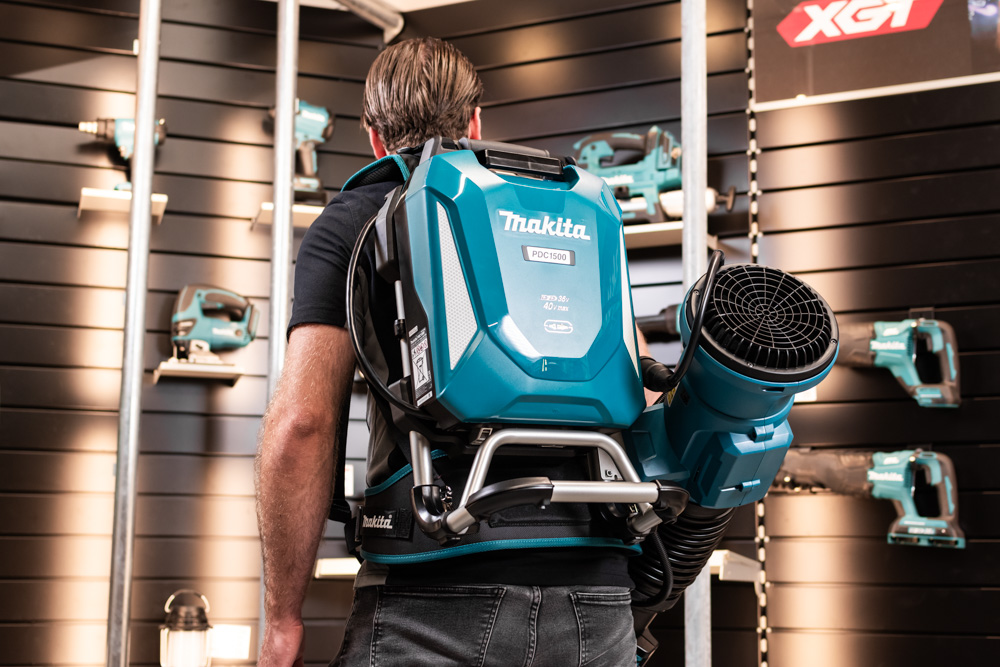 Makita PDC1500 ruggedragen accu op een Makita UB004CZ bladblazer