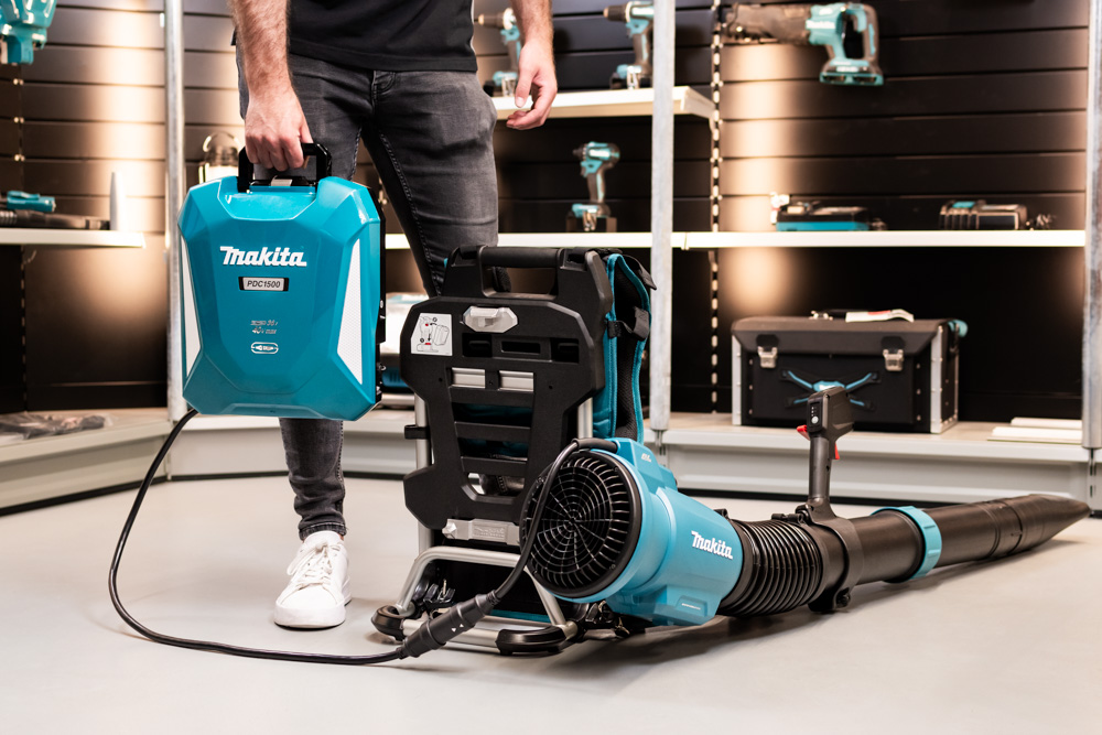 Makita UB004CZ bladblazer met een ontkoppelde Makita PDC1500 ruggedragen accu