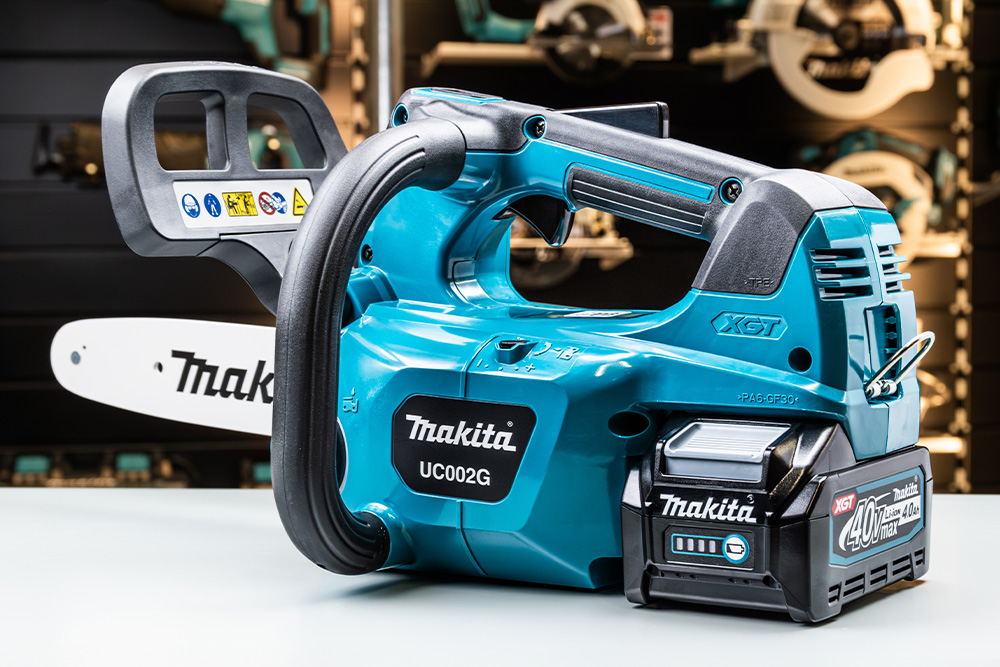 Een Makita UC002G tophandle kettingzaag